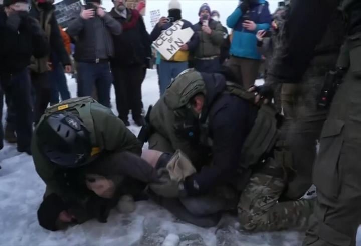 ABD'de sıcak anlar! ICE polisleri ABD'li kadını vurdu, Minneapolis'te öfke büyük: Eylemcilere şiddet...