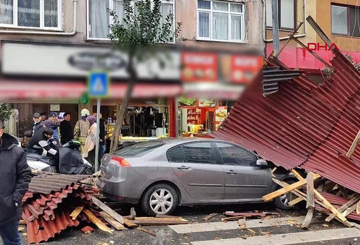 Esenler'de 4 katlı binanın çatısı araçların üzerine uçtu
