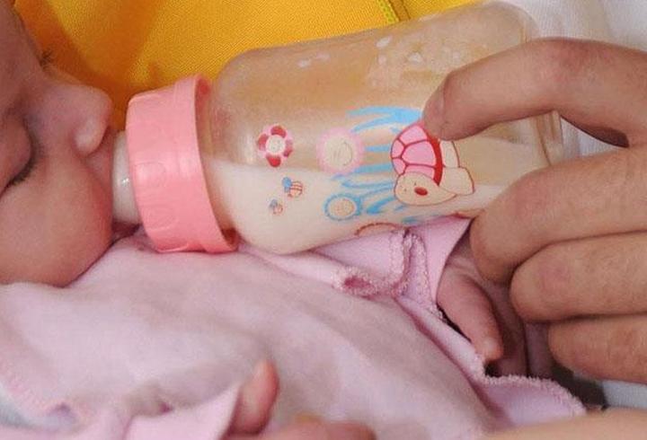 "Gıda zehirlenmesine neden olabilir" Türkiye dahil 50'den fazla ülkede bebek maması krizi: Piyasadan toplatılıyor