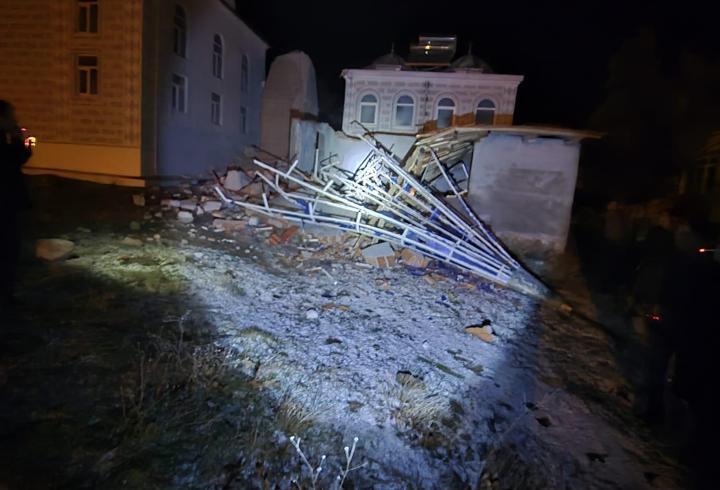 Manisa’da fırtınada cami minaresi devrildi