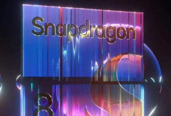 Televizyon teknolojilerinde OLED panelin öncüsü olan LG, CES 2026’da rakiplerine gövde gösterisi yaparak “Minimalizm” kavramını uç noktaya taşıyan yeni amiral gemisi televizyonunu sahneye çıkardı.9
