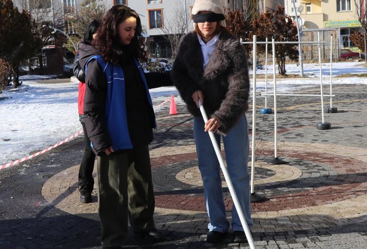 Oltu'da beyaz bastonla farkındalık