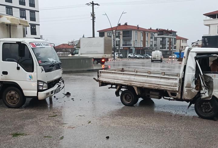 Kamyonetler kavşakta çarpıştı: 1 yaralı