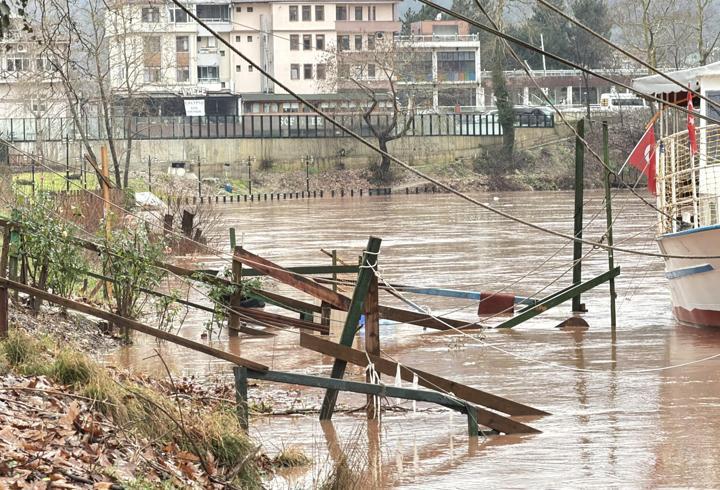 Eriyen kar ile sağanak birleşti; Bartın Irmağı taştı