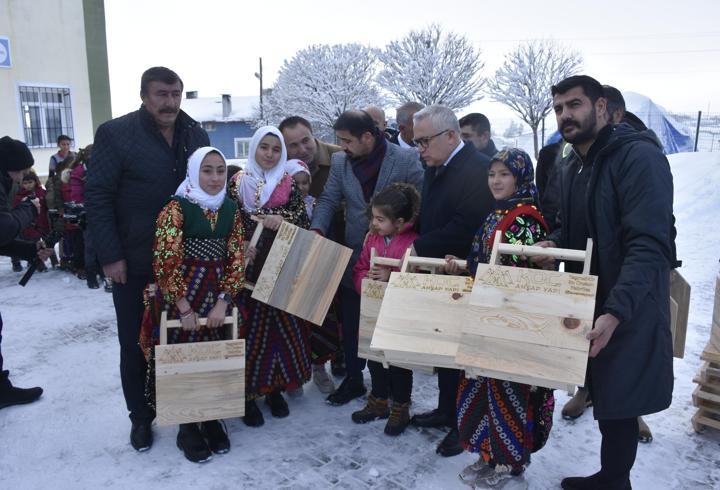 Karda poşetle kayan köy çocuklarına kızak hediyesi