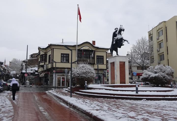 Tavşanlı’da kar yağışı etkili oldu