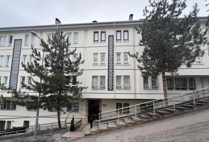 Ankara’da kolonlarında hasar tespit edilen bina tahliye edildi