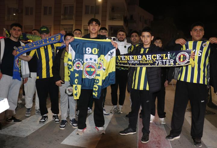 Sarı-lacivertli taraftarlar Antalya’da sokağa döküldü