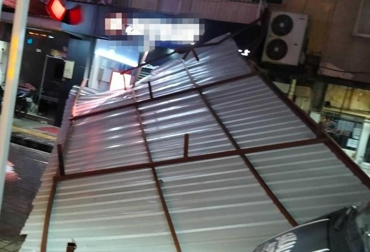 Manisa'da kuvvetli rüzgar, bir binanın çatısını uçurdu