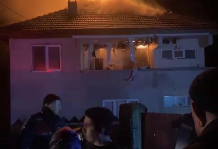 Karabük'te 2 katlı evin çatısı alev alev yandı