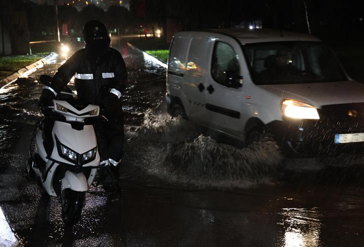 İzmir'de sağanak etkili oldu