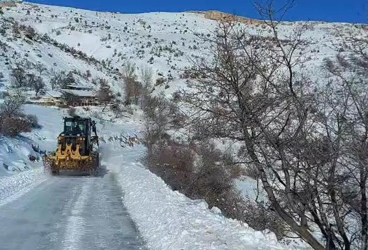 Elazığ’da 19 köy yolunda karla mücadele çalışmaları sürüyor