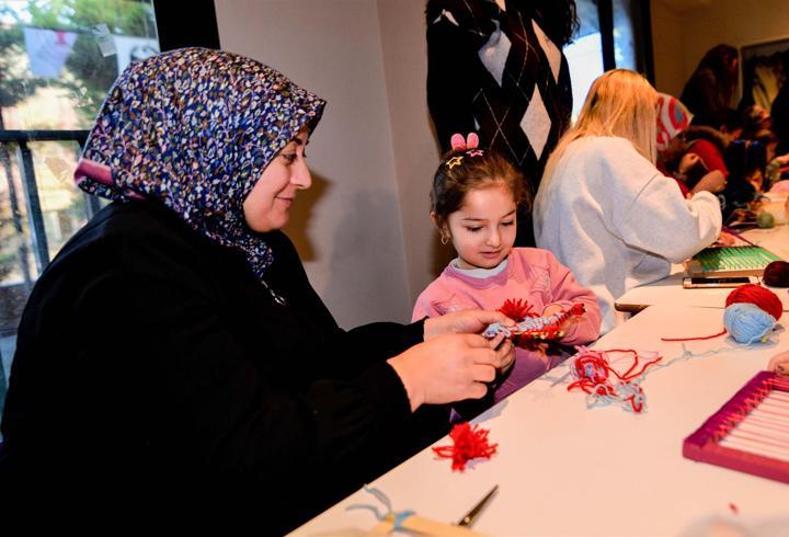 Bornova'da minik eller dokuma tezgahı başında