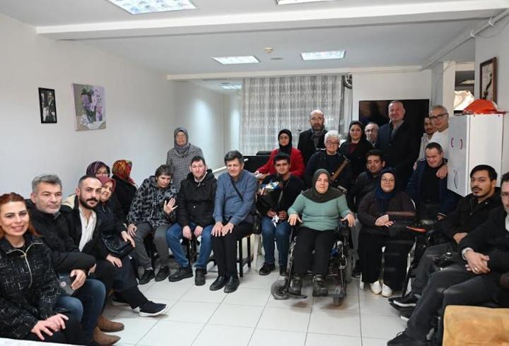 Karacabey Belediye Başkanı’ndan engelli bireylere ziyaret
