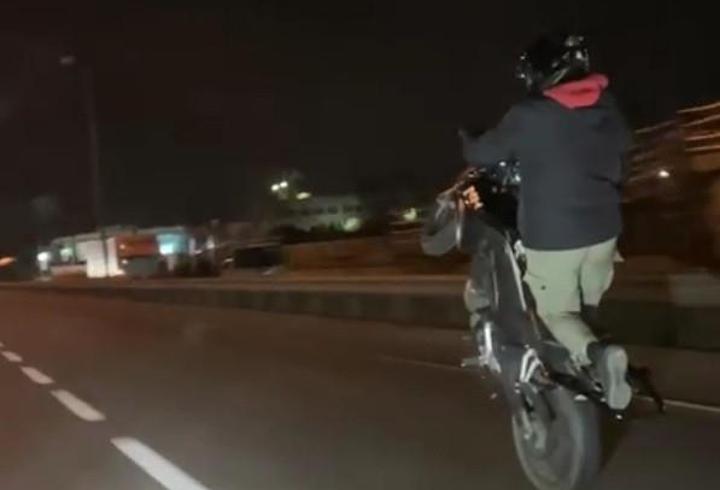 Trafikte tek teker üzerinde motosiklet kullandı; o anlar kamerada