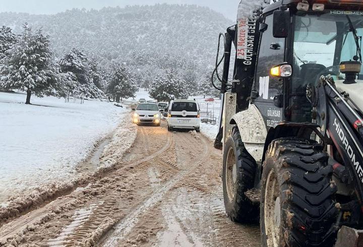 Karda mahsur kalanlar kurtarıldı