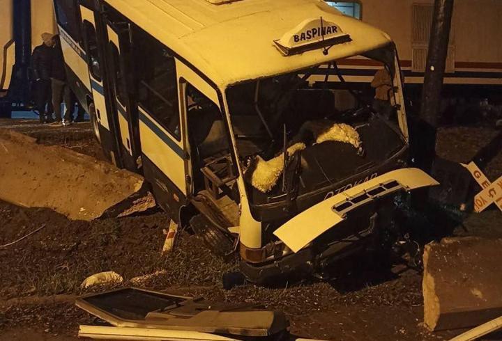 Tren, hemzemin geçitte minibüse çarptı; kaza kamerada
