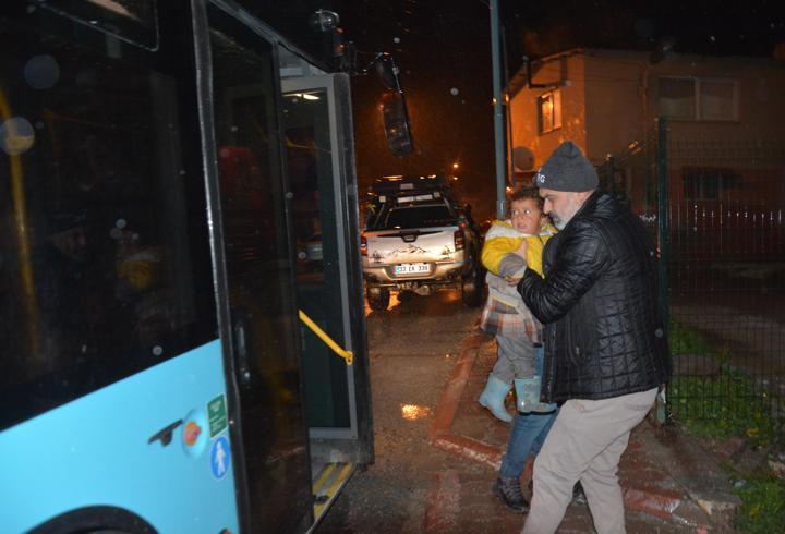 Çadırlarını su basan tarım işçileri tahliye edildi