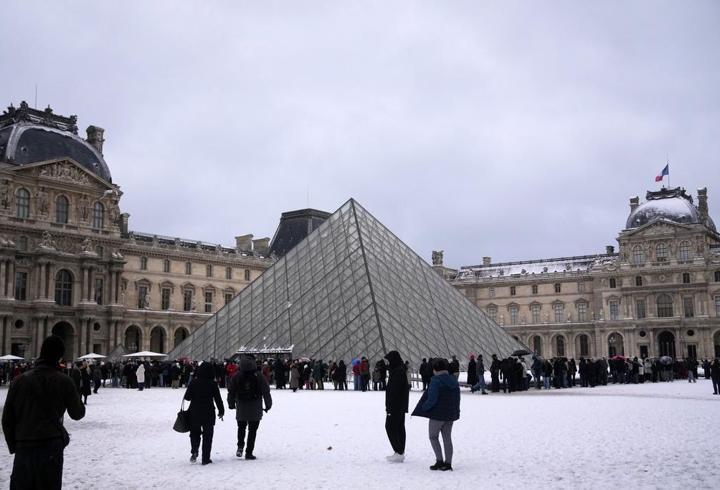 Louvre Müzesi bir kez daha grev nedeniyle kapılarını kapattı