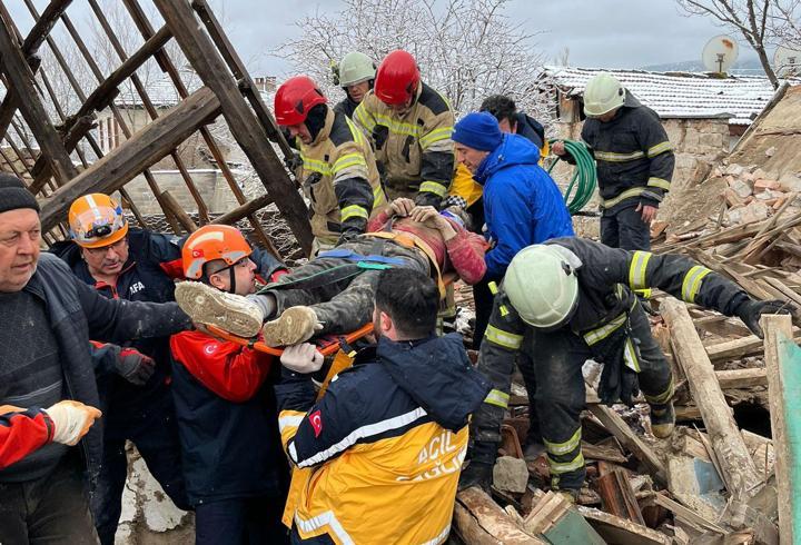 Kütahya’da 2 katlı kerpiç ev çöktü; 1 yaralı