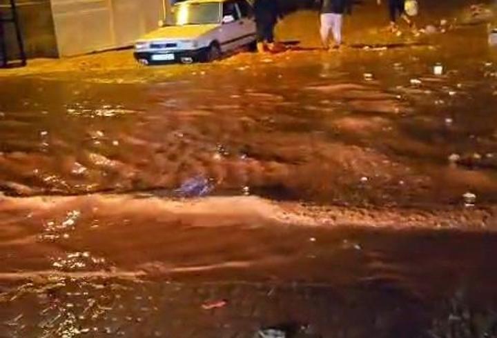 Reyhanlı'da sağanak yağış, su baskınlarına neden oldu