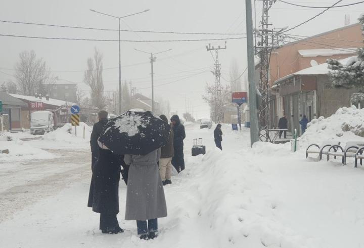 Van'da 90 yerleşim yerinin yolu kardan kapandı