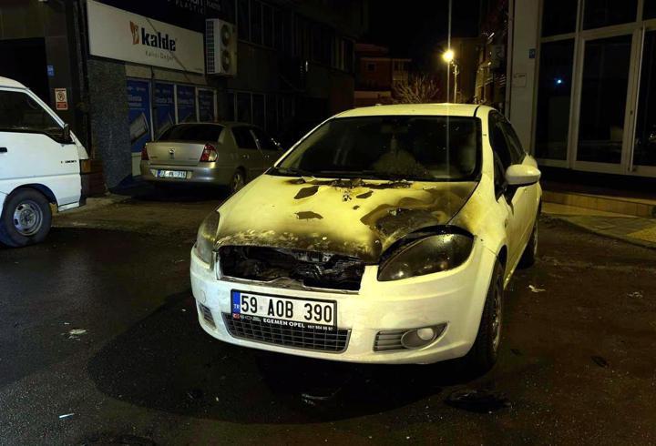 Çorlu’da park halindeki otomobilde yangın