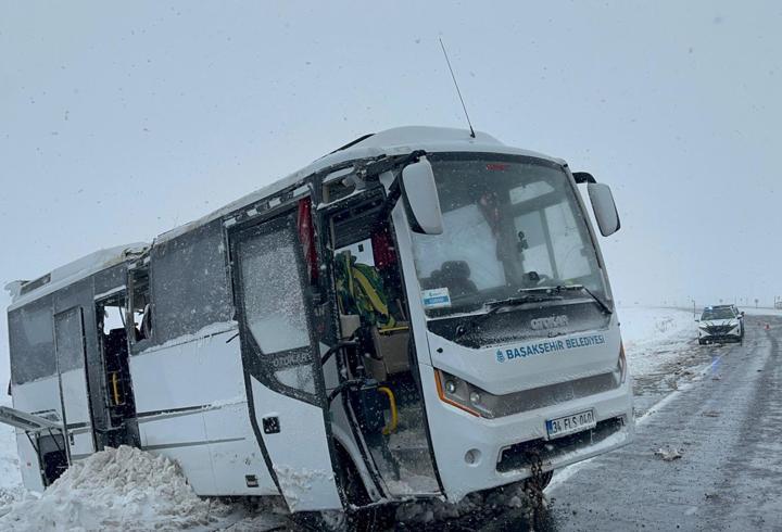 Kayseri'de cenaze götürülen midibüs devrildi; 3'ü ağır, 22 yaralı