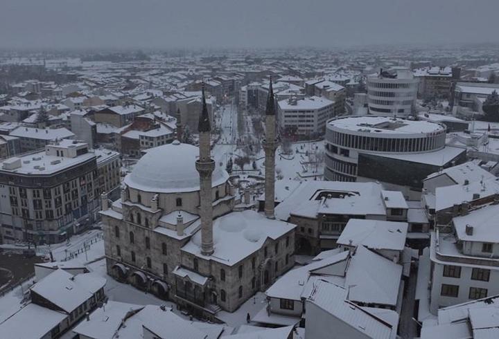 Karla kaplı Bolu kent merkezi, dronla görüntülendi