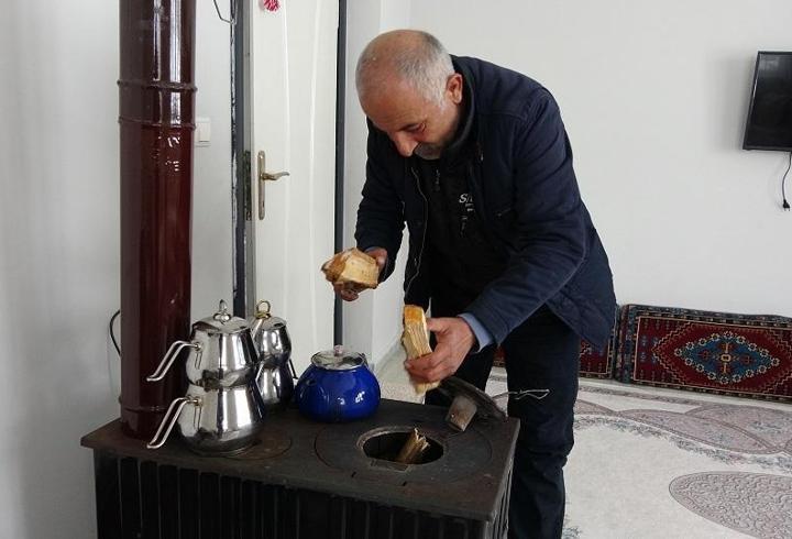 Hane 2 bin kişi ama sadece o yaşıyor... KÖYDE TEK BAŞINA!