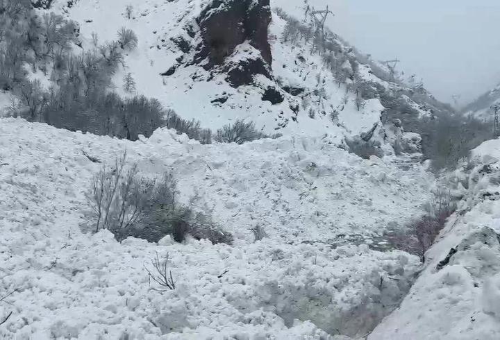 Tunceli’de yol kenarına çığ düştü