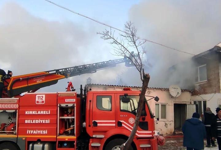   Köyde çıkan yangında 2 ev hasar gördü