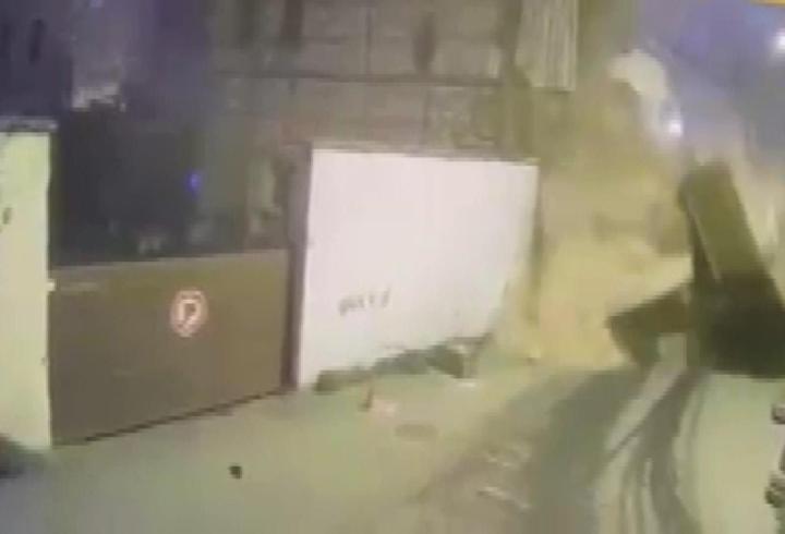 Beyoğlu'nda metruk binanın duvarı yola çöktü