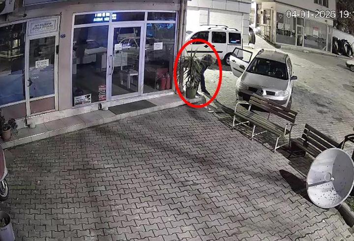 İş yeri önünde duran çiçeği çaldı