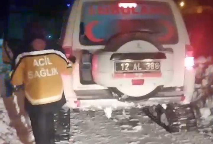Bingöl’de yolda kalan ambulans kurtarıldı