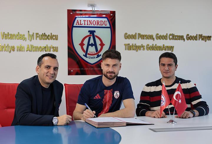 Altınordu'dan iki imza daha