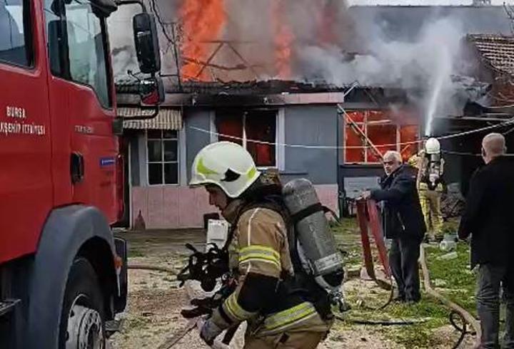 Tek katlı ev alevlere teslim oldu