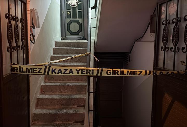 Merdiven boşluğunda ölü bulundu