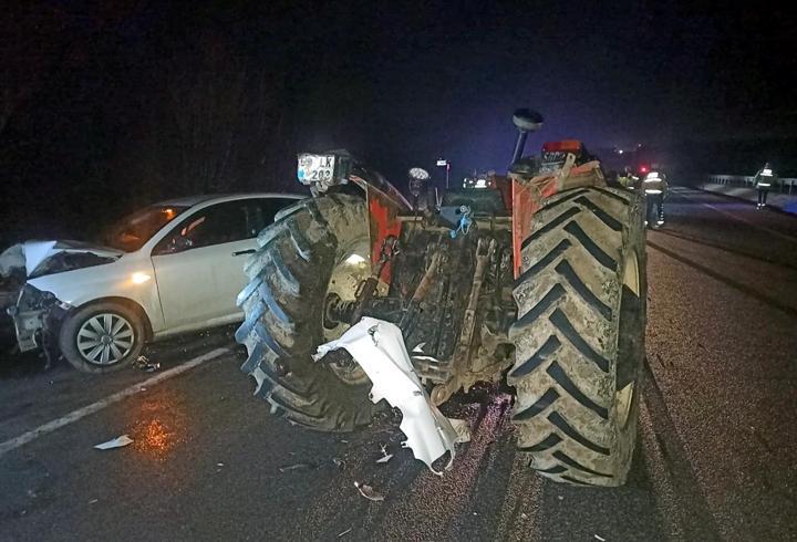 Malkara'da otomobil ile traktör çarpıştı; 2 yaralı