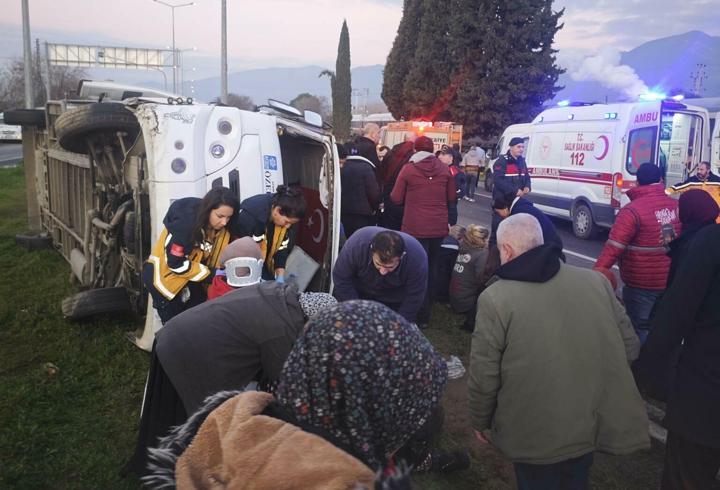 SON DAKİKA... Aydın'da işçi servis minibüsü devrildi: 16 yaralı