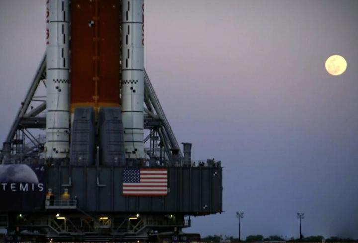 NASA dev roketi Ay yolculuğu için hazırlıyor