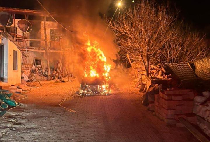 Bucak'ta park halindeki otomobil yandı