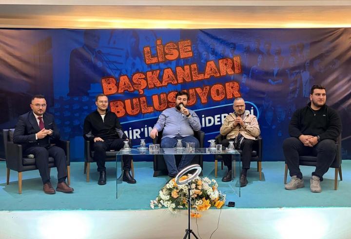 AK Parti İzmir Gençlik Kolları, 500 genç seçmenle buluştu