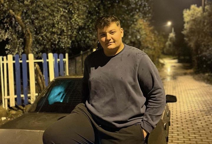 Ağaçlara ve duvara çarpan kamyonetin sürücüsü öldü