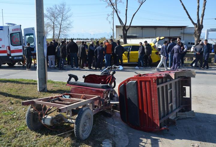 Serik'te taksi ile üçteker çarpıştı: 2 yaralı 