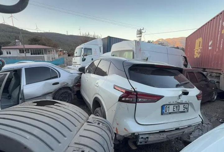Hatay'da buzlanan yolda 11 araç birbirine girdi: Yaralılar var...