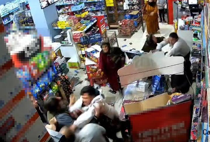 Marketçi, husumetli akrabaları tarafından darbedildi