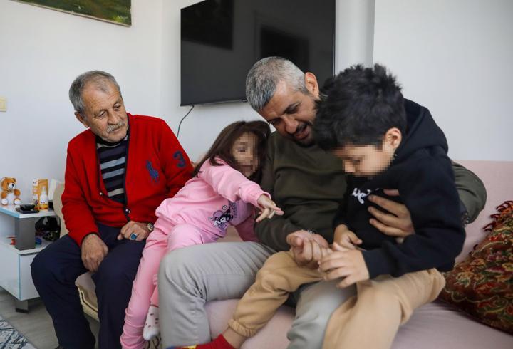 Dede ile 3 torunu, yeni yuvalarına kavuştu
