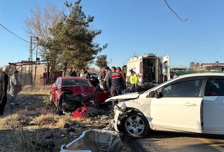 Düziçi'de otomobiller çarpıştı: 2 yaralı