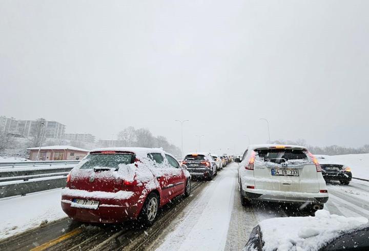 Sakarya’da kar yağışı ulaşımı olumsuz etkiledi